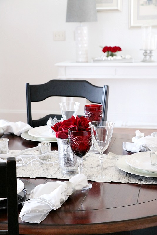 creating a glam holiday tablescape