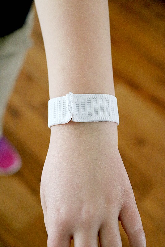measuring elastic band around wrist