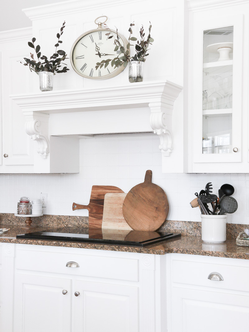 Create warmth in a white kitchen using cutting boards - Duke Manor