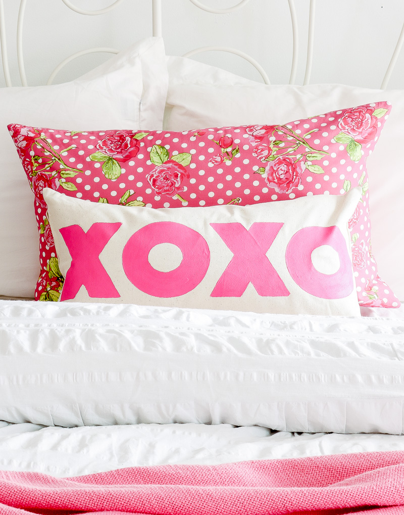 How to stencil a cute pillow when you don't have a stencil
