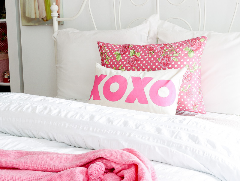 How to stencil a cute pillow when you don't have a stencil