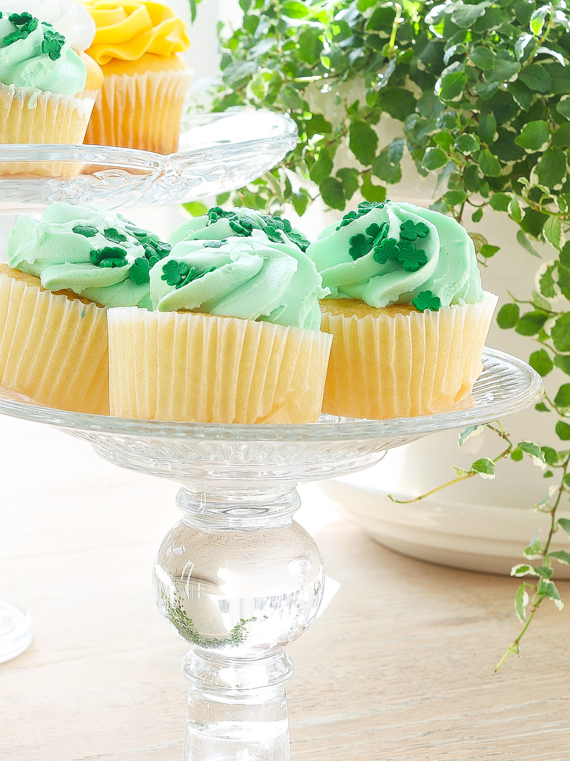 How to make a cake stand at the last minute