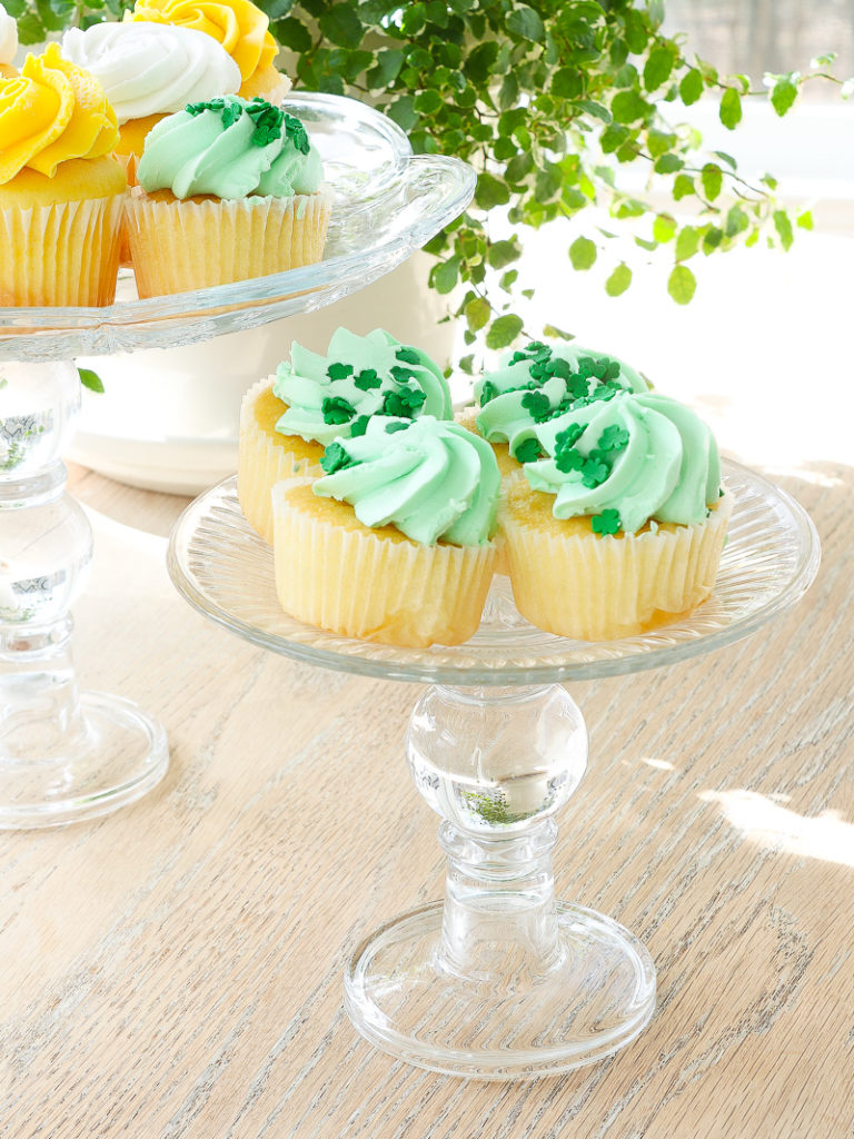 How to make a cake stand at the last minute