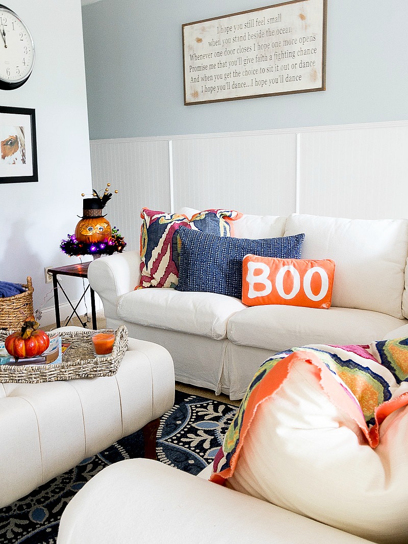 Create this easy Halloween Pillow using wood letters and spray paint