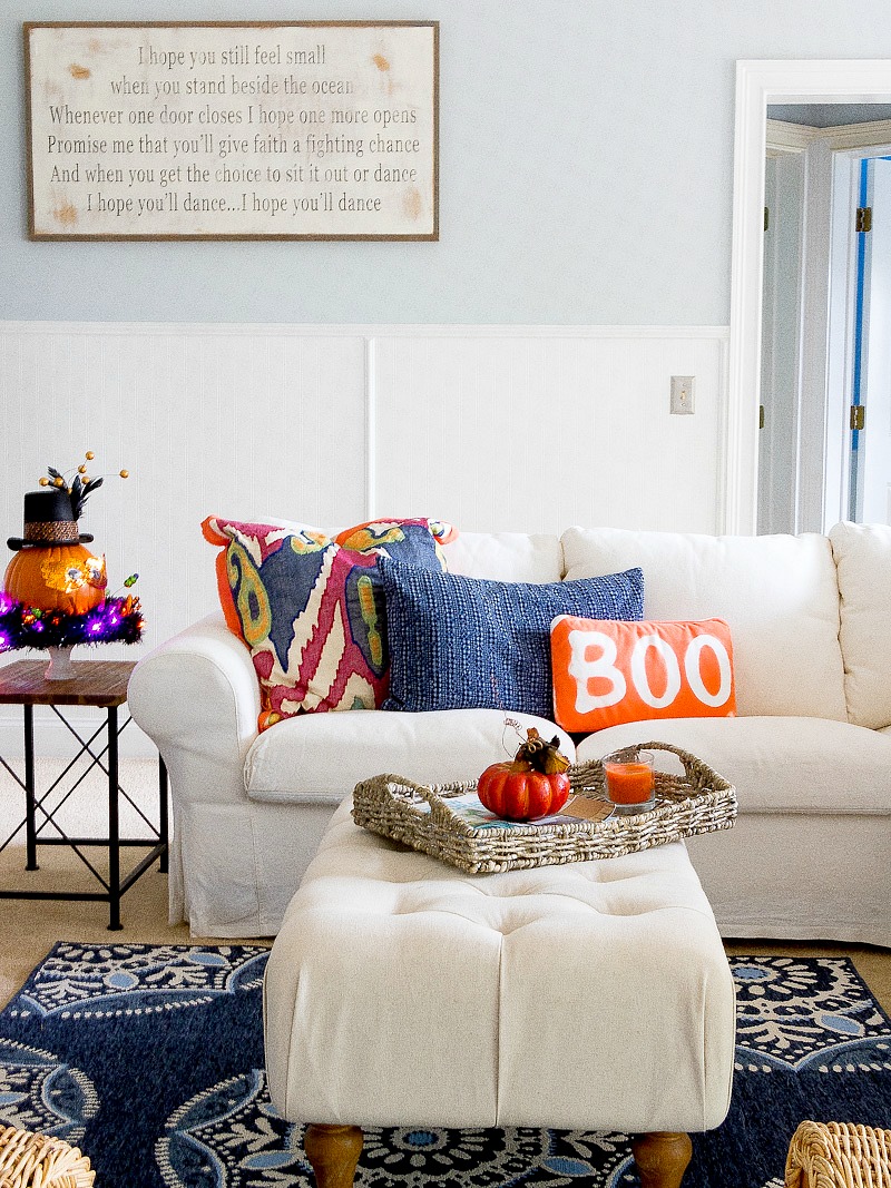 Create this easy Halloween Pillow using wood letters and spray paint