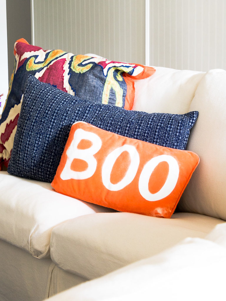 Create this easy Halloween Pillow using wood letters and spray paint