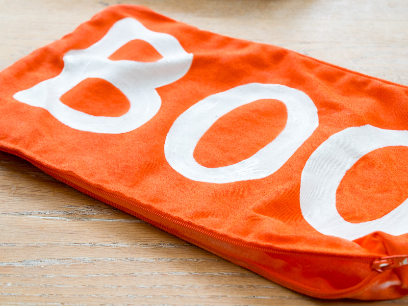 Create this easy Halloween Pillow using wood letters and spray paint