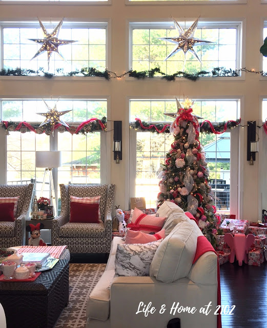 30 Holiday Homes that will inspire your holiday decorating