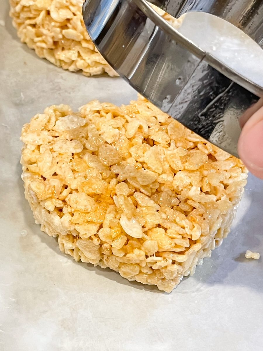 lifting mold off rice krispie