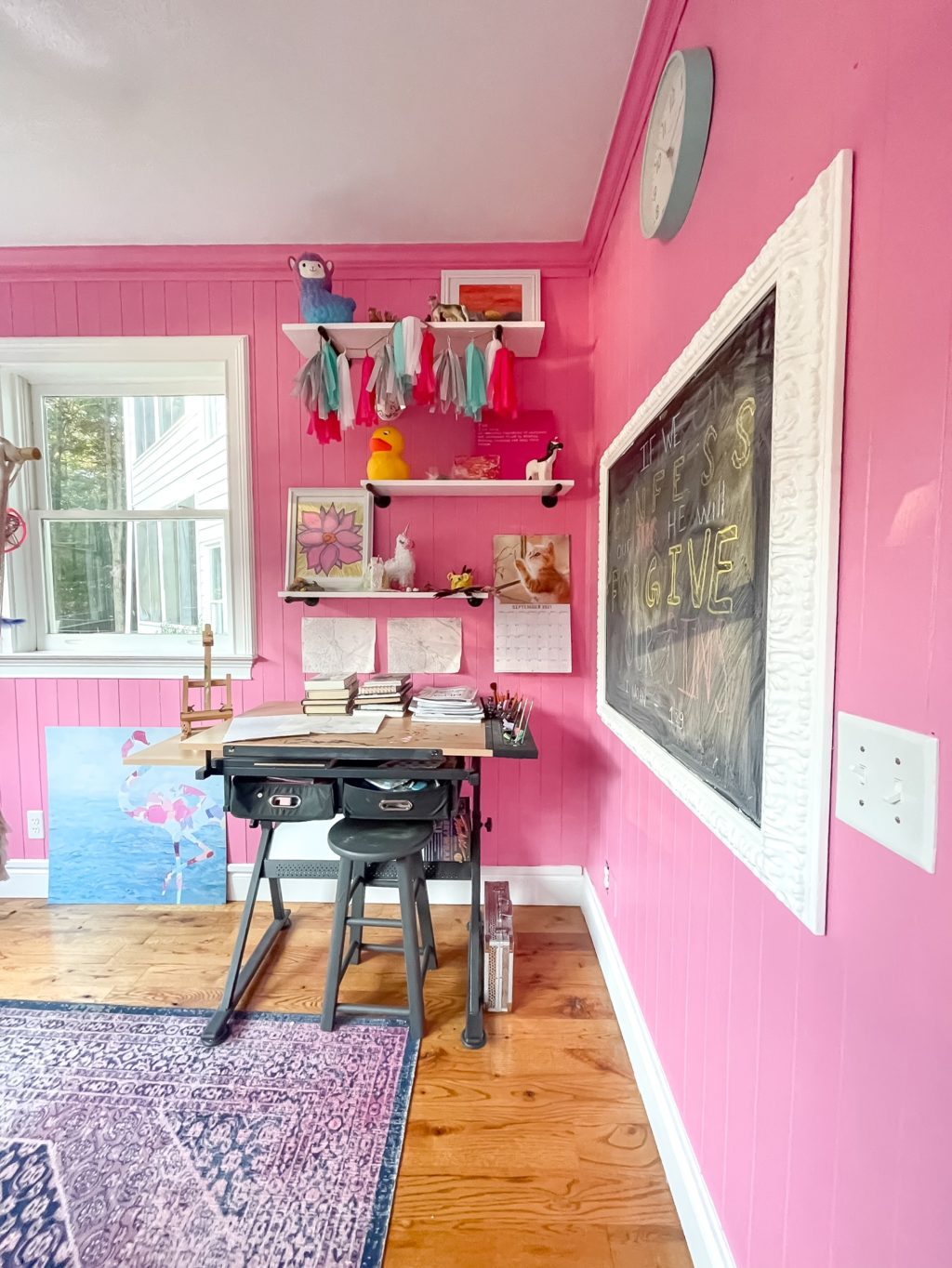pink wall art room with desk