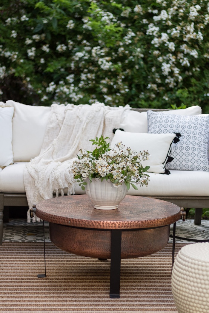 Outdoor entertaining ideas and summer tablescape from Zevy Joy
