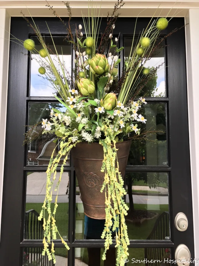 Summer door pocket arrangement on front door