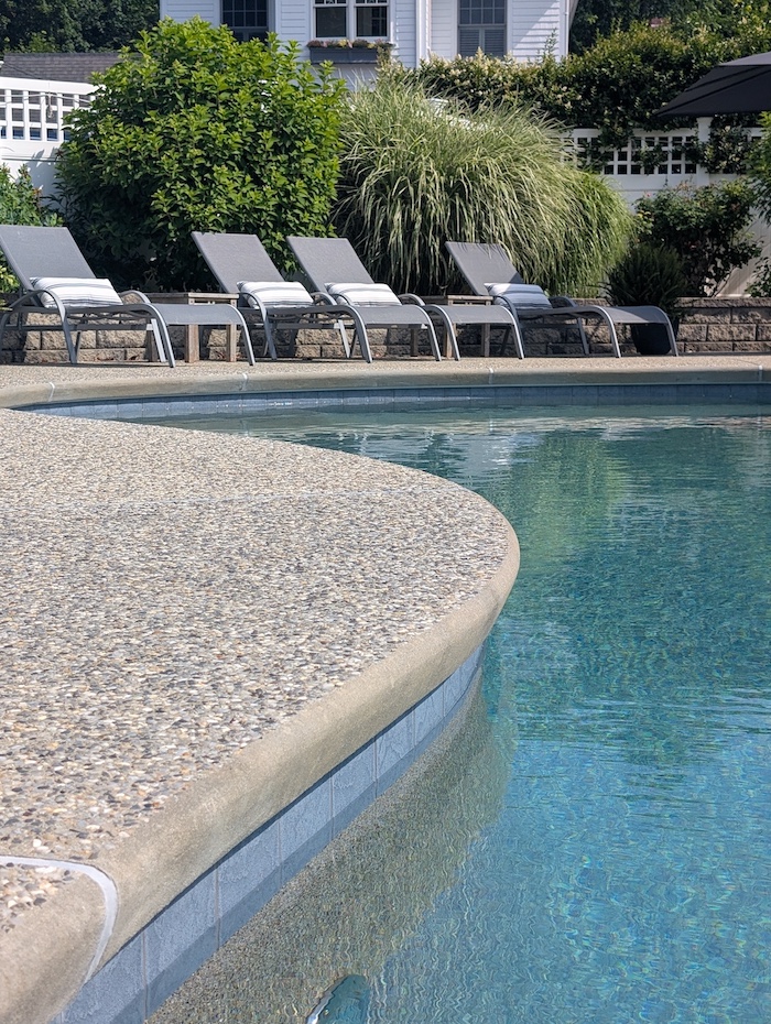 Black and white pool decor ideas for a stylish outdoor space