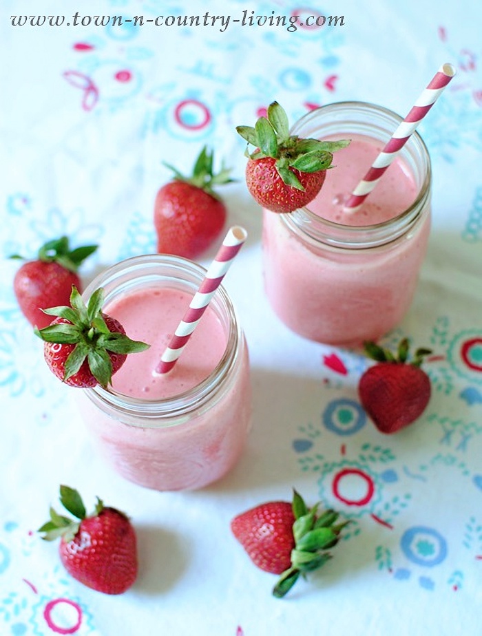 Easy Strawberry Julius summer drink